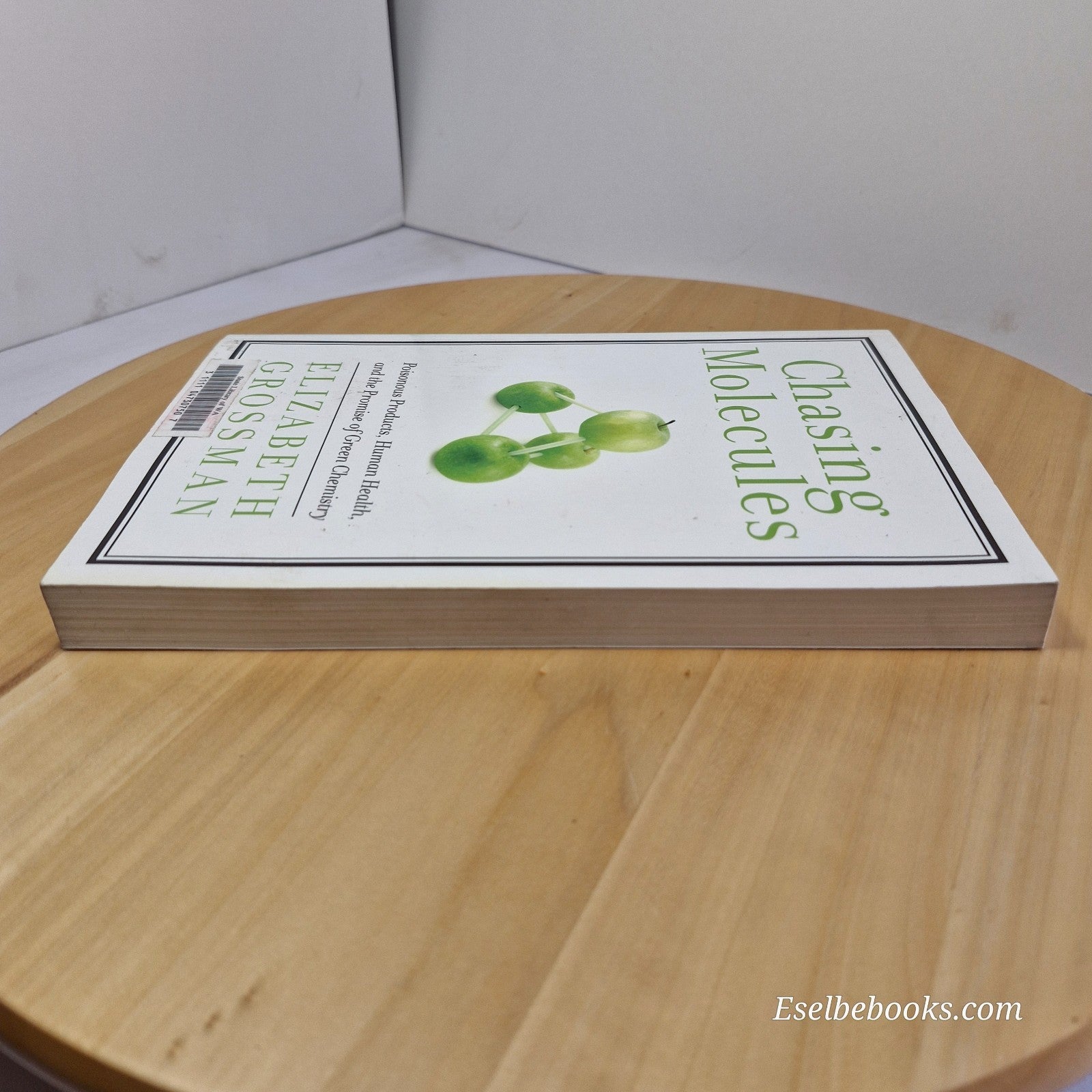 Chasing Molecules by Elizabeth Grossman - paperback