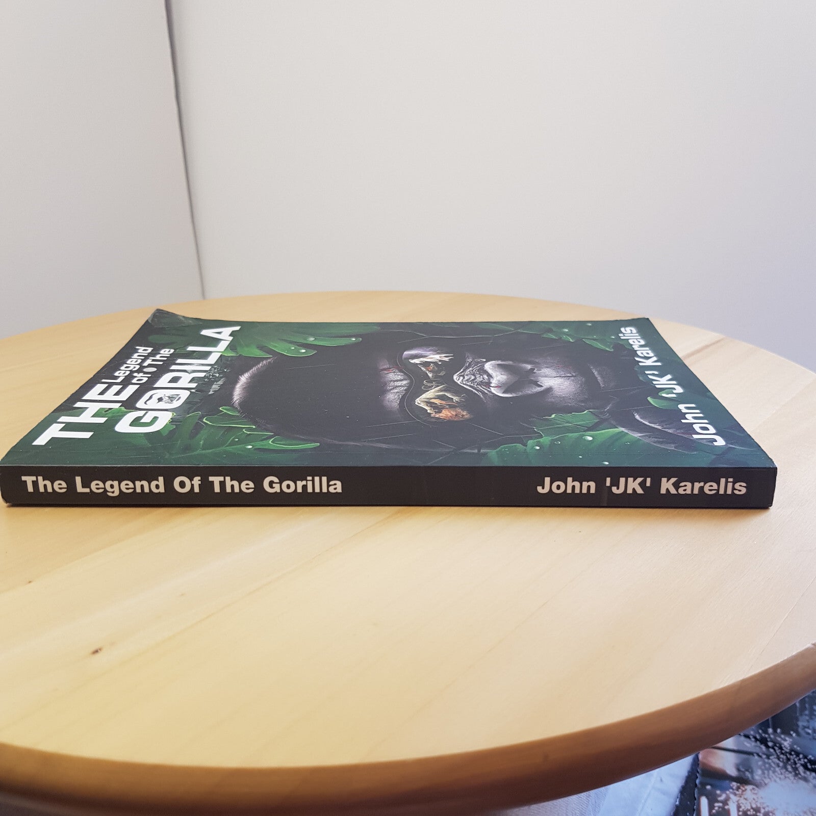 The Legend of the Gorilla By John Karelis no. 1275/2000 signed· 2019 - paperback