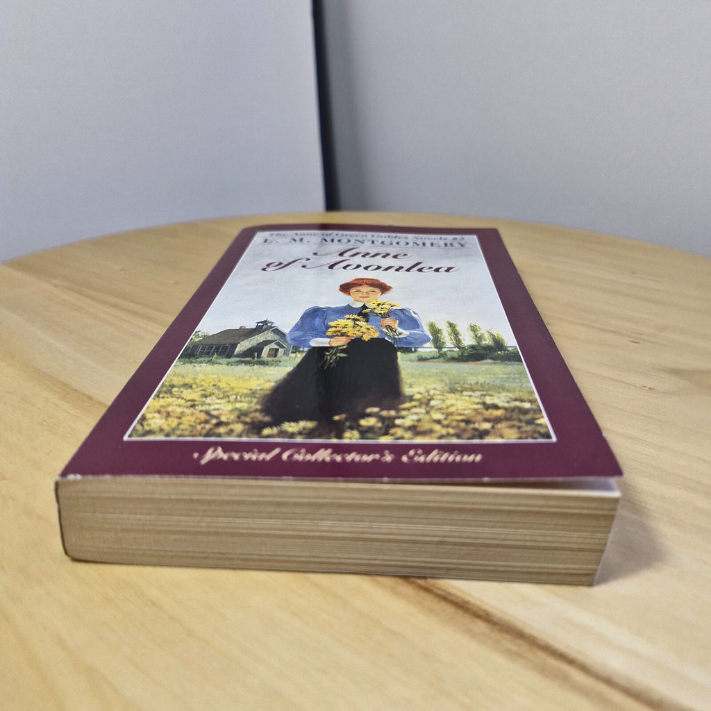 Classic children's fiction: Anne of Avonlea by L M Montgomery - paperback
