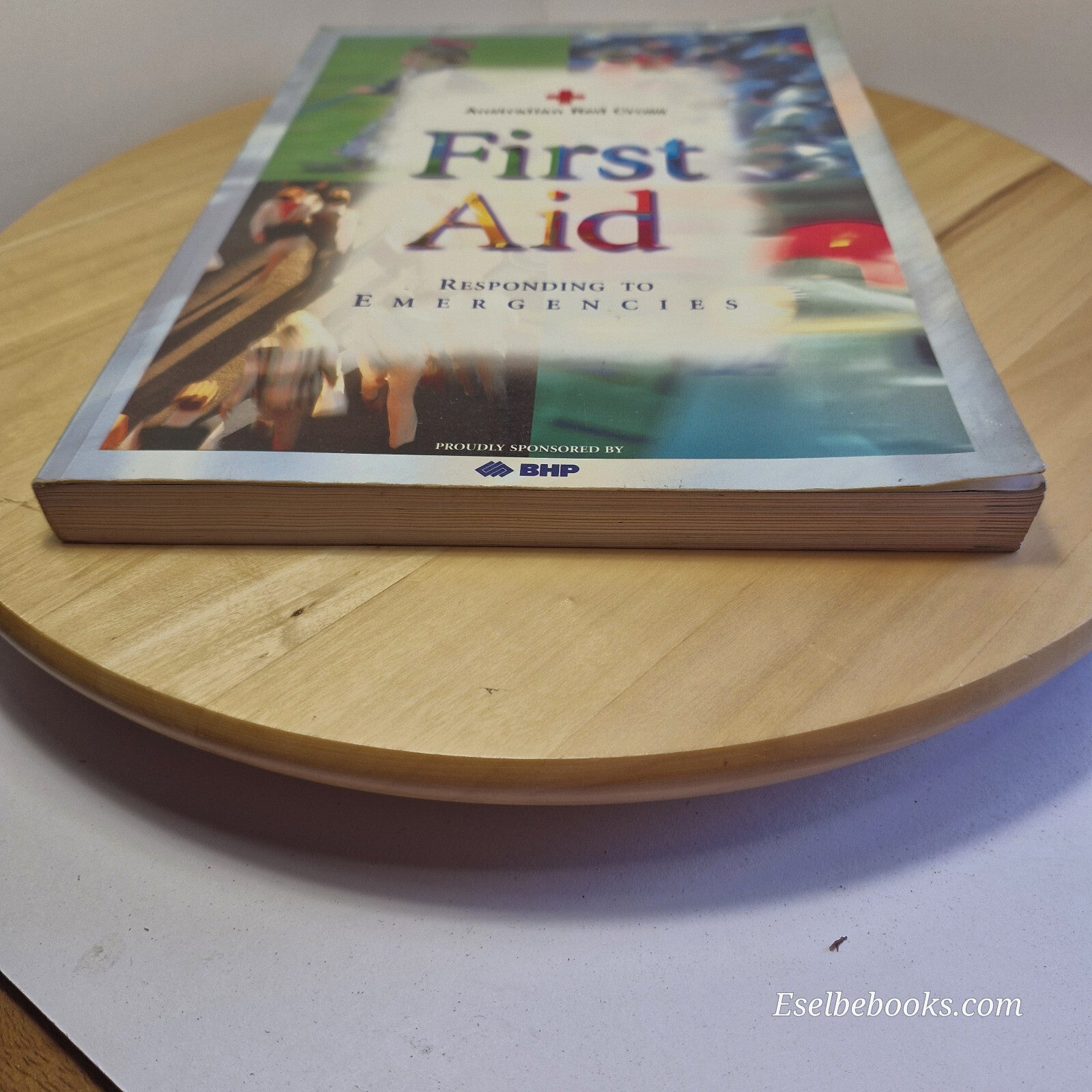 Australian Red Cross First Aid responding to emergencies - large paperback
