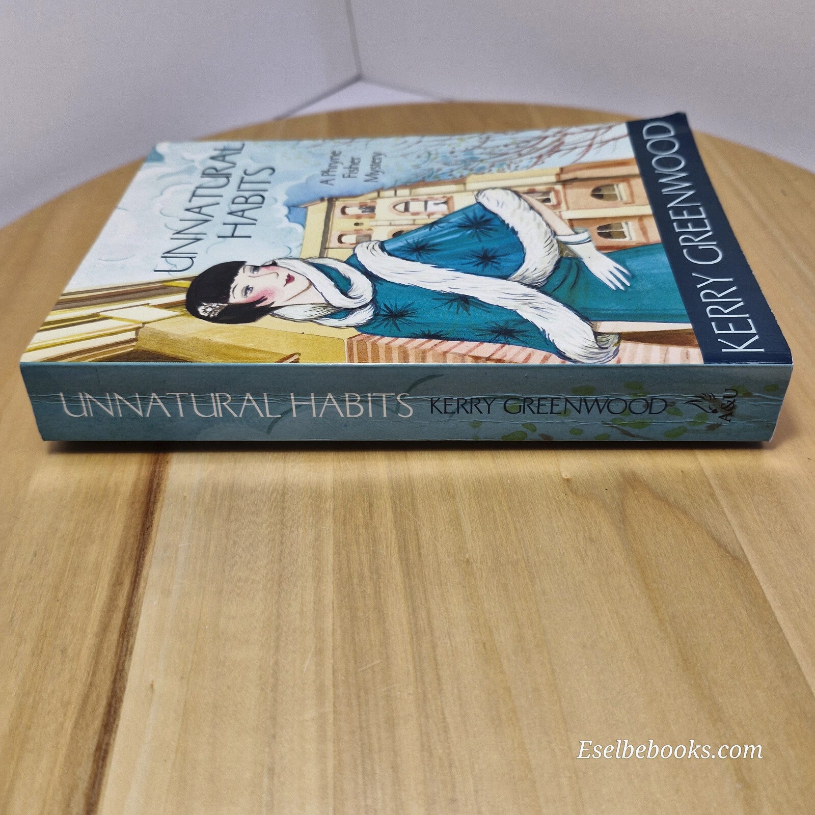 Phyrne Fisher mystery: Unnatural Habits By Kerry Greenwood · 2012 - paperback