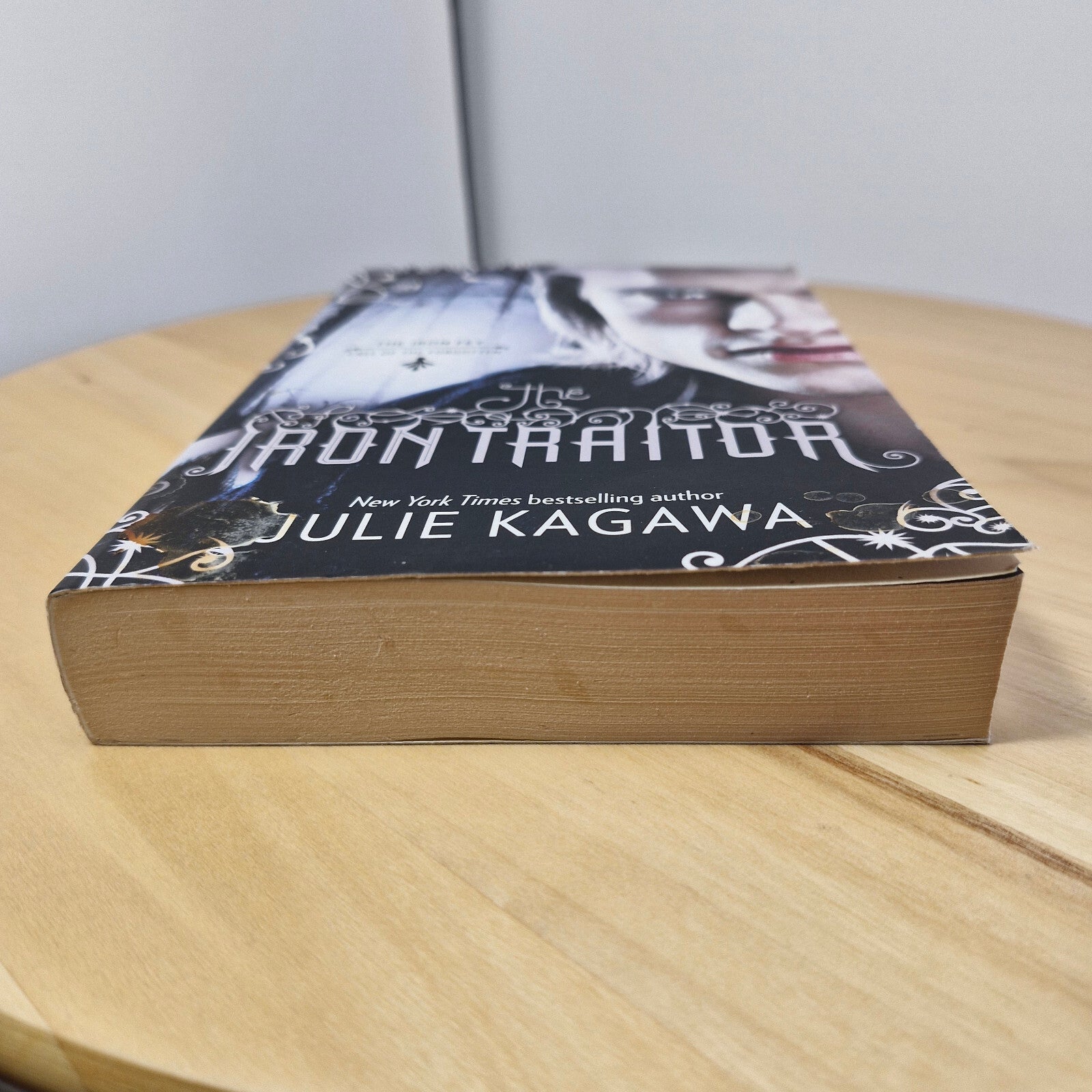 Fantasy fiction: The Iron Traitor By Julie Kagawa · 2013 - paperback