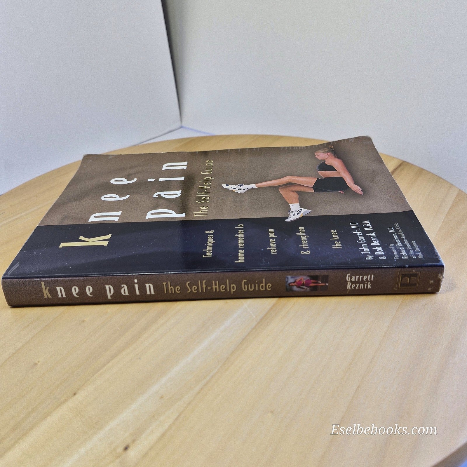 Knee Pain The Self-Help Guide By John Garrett, Bob Reznik · 2000 - paperback