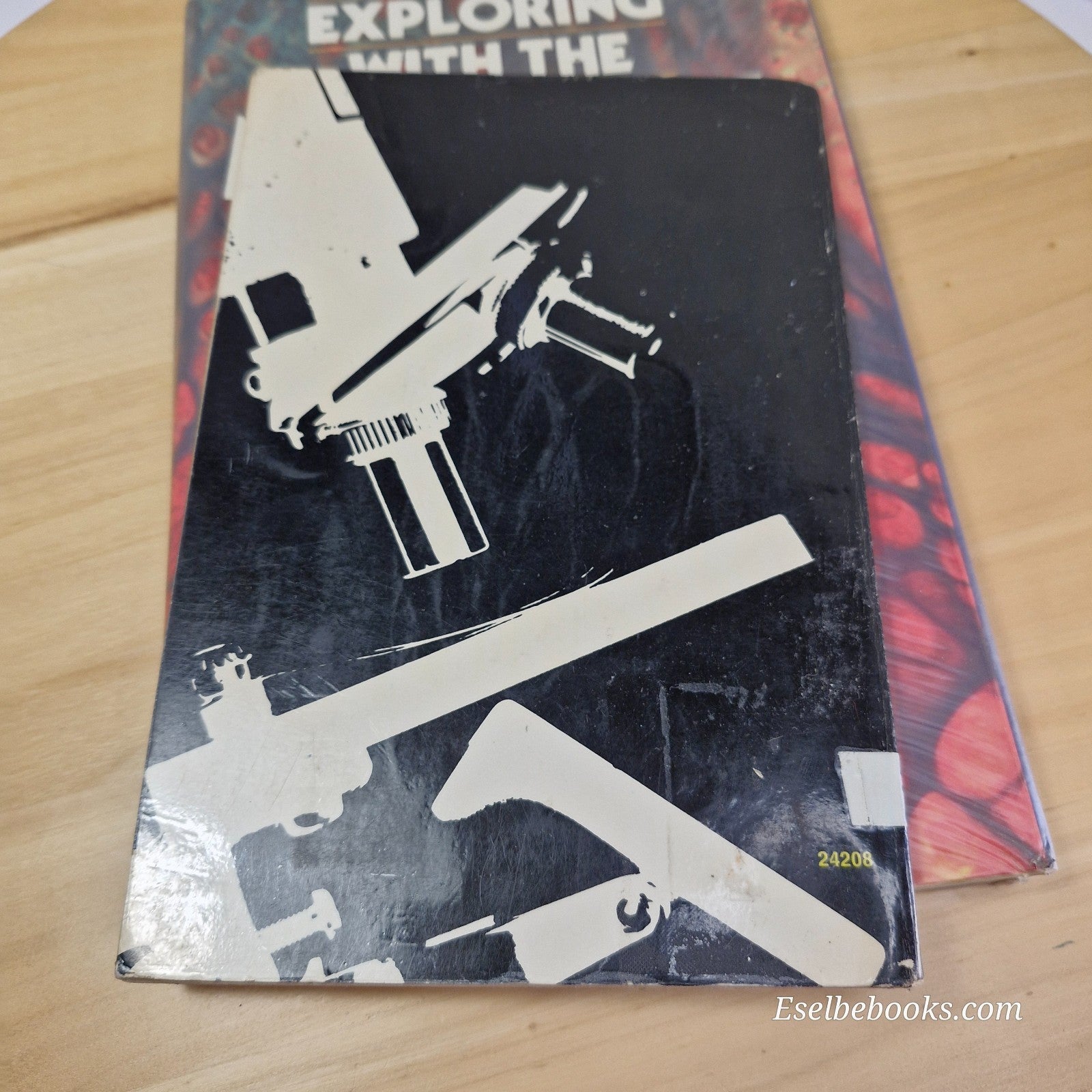 The use of the microscope by Gray & Exploring with the microscope by Nachtigall