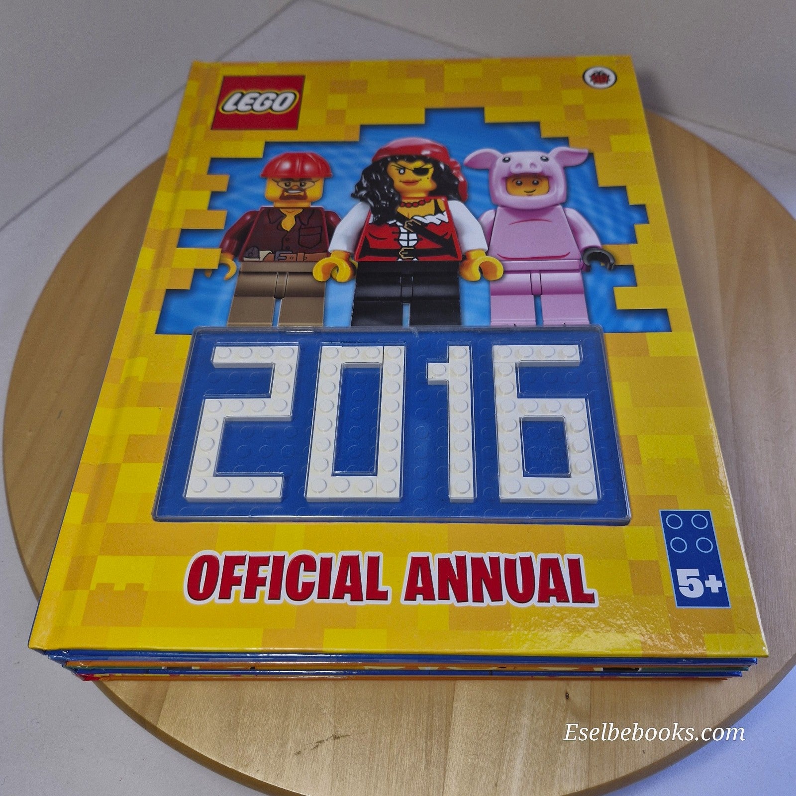 The official Lego annuals 2015; 2016; 2017; 2021; 2022 - hardbacks - NO minifigu