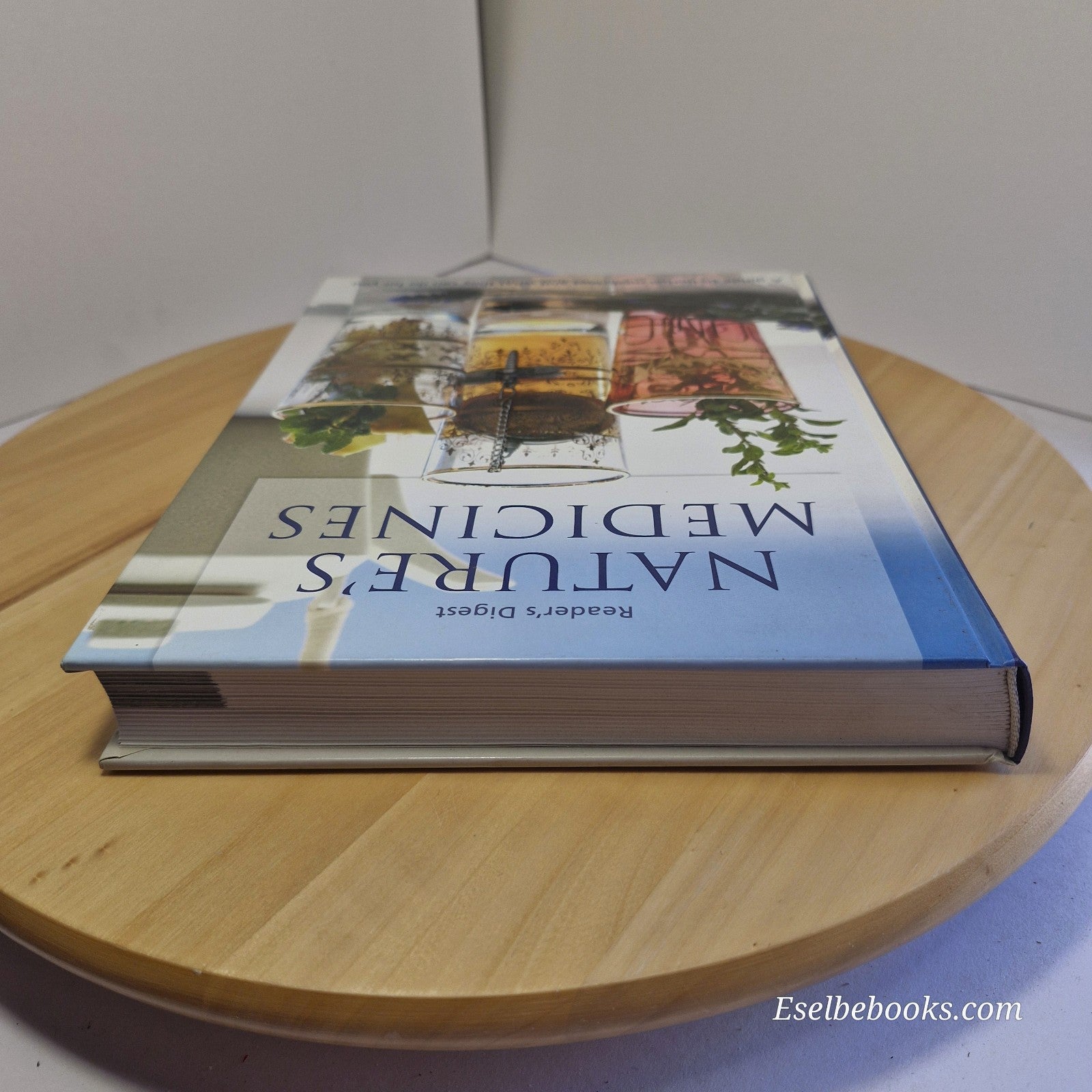 Reader's Digest - Nature's Medicines: A Guide to Herbal Medicines - hardback