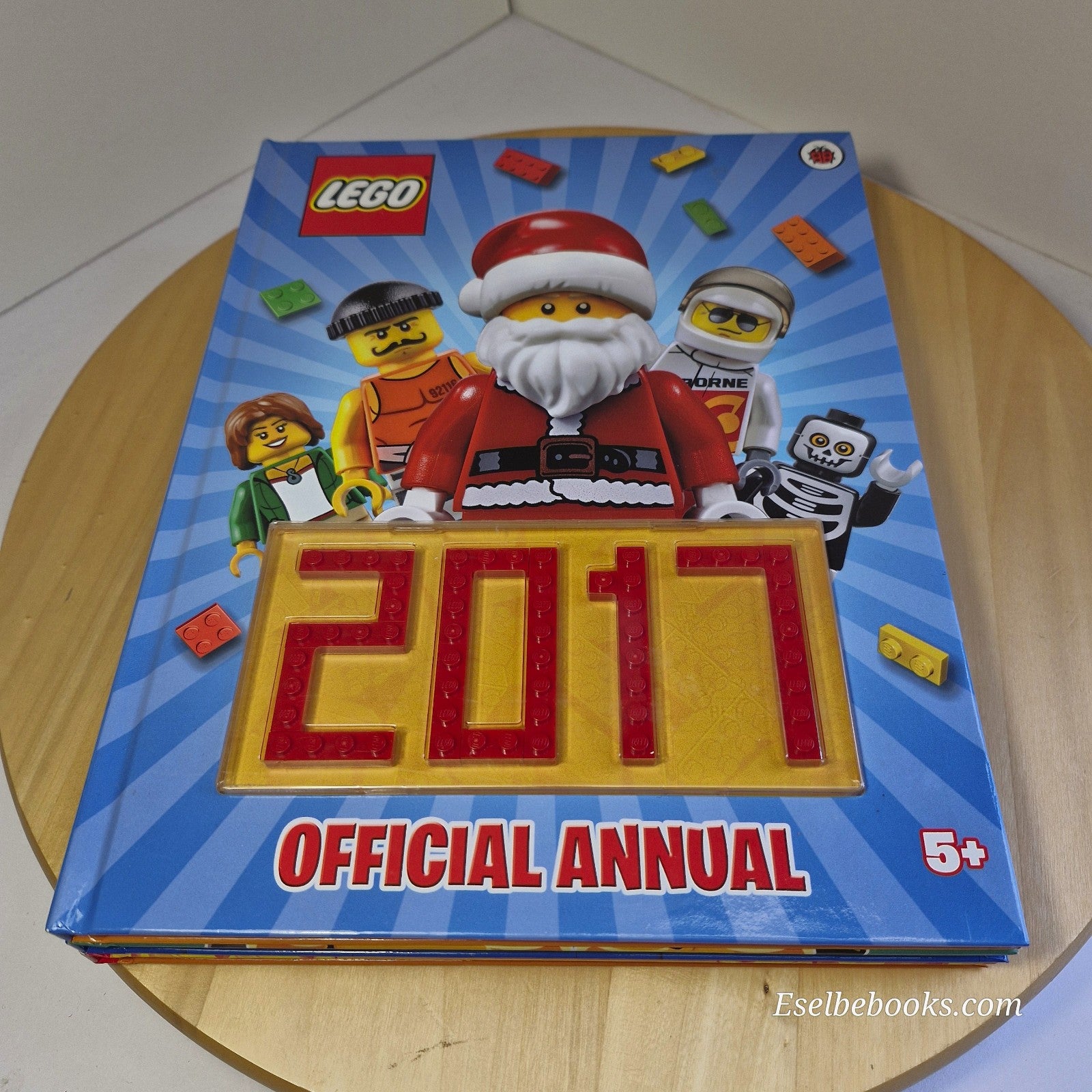 The official Lego annuals 2015; 2016; 2017; 2021; 2022 - hardbacks - NO minifigu