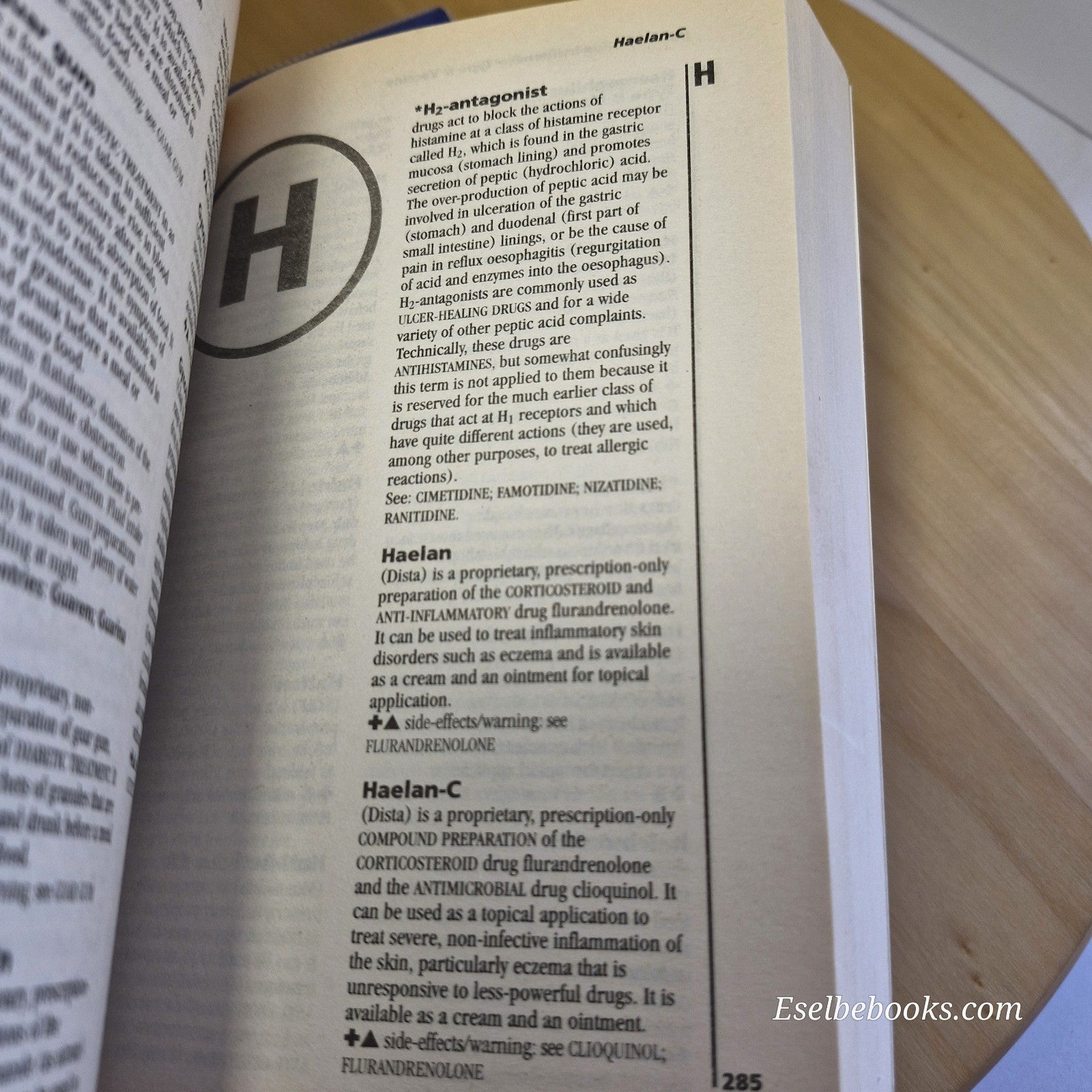 3 guidebooks/dictionaries on medicines/medicinal drugs/antibitoics - paperbacks