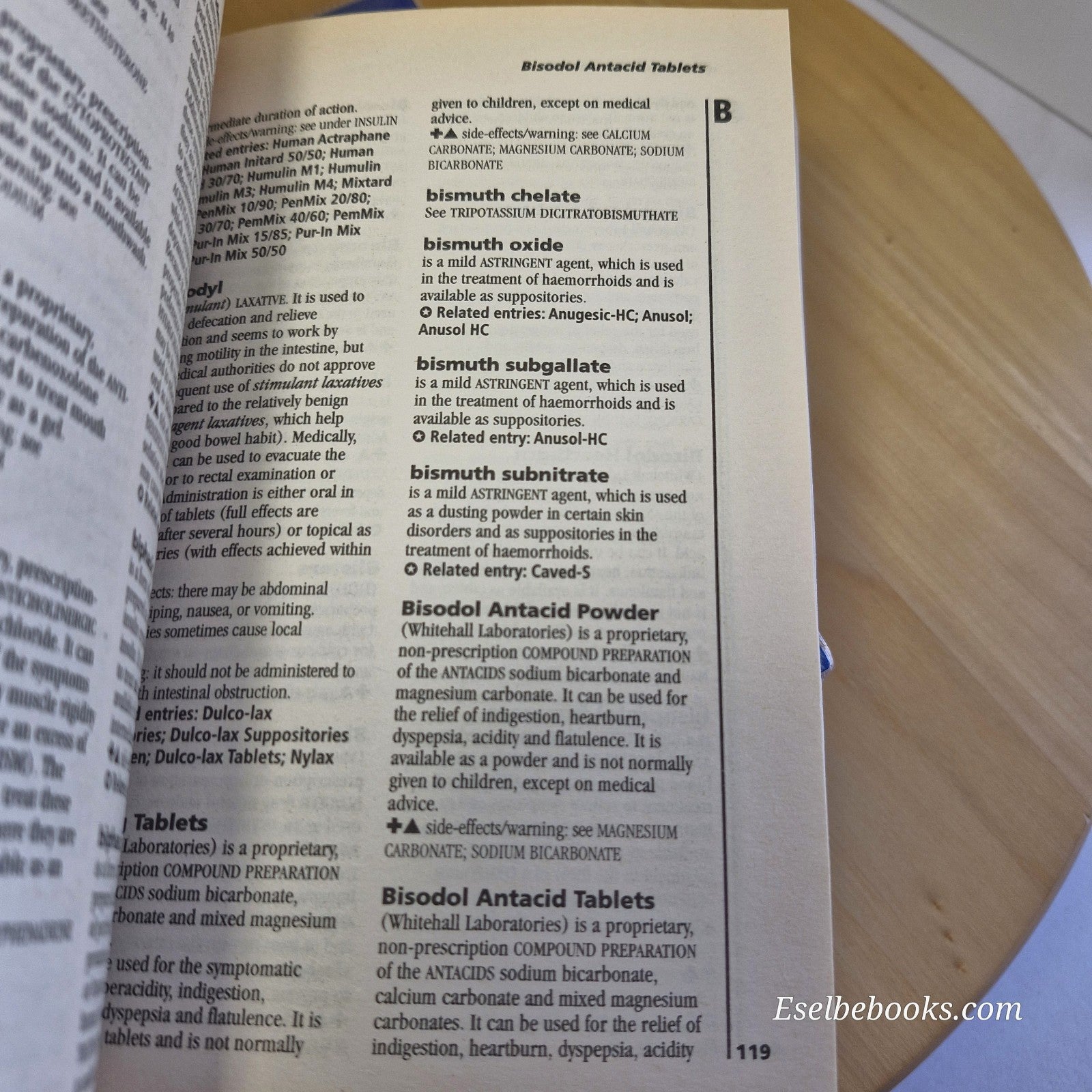 3 guidebooks/dictionaries on medicines/medicinal drugs/antibitoics - paperbacks