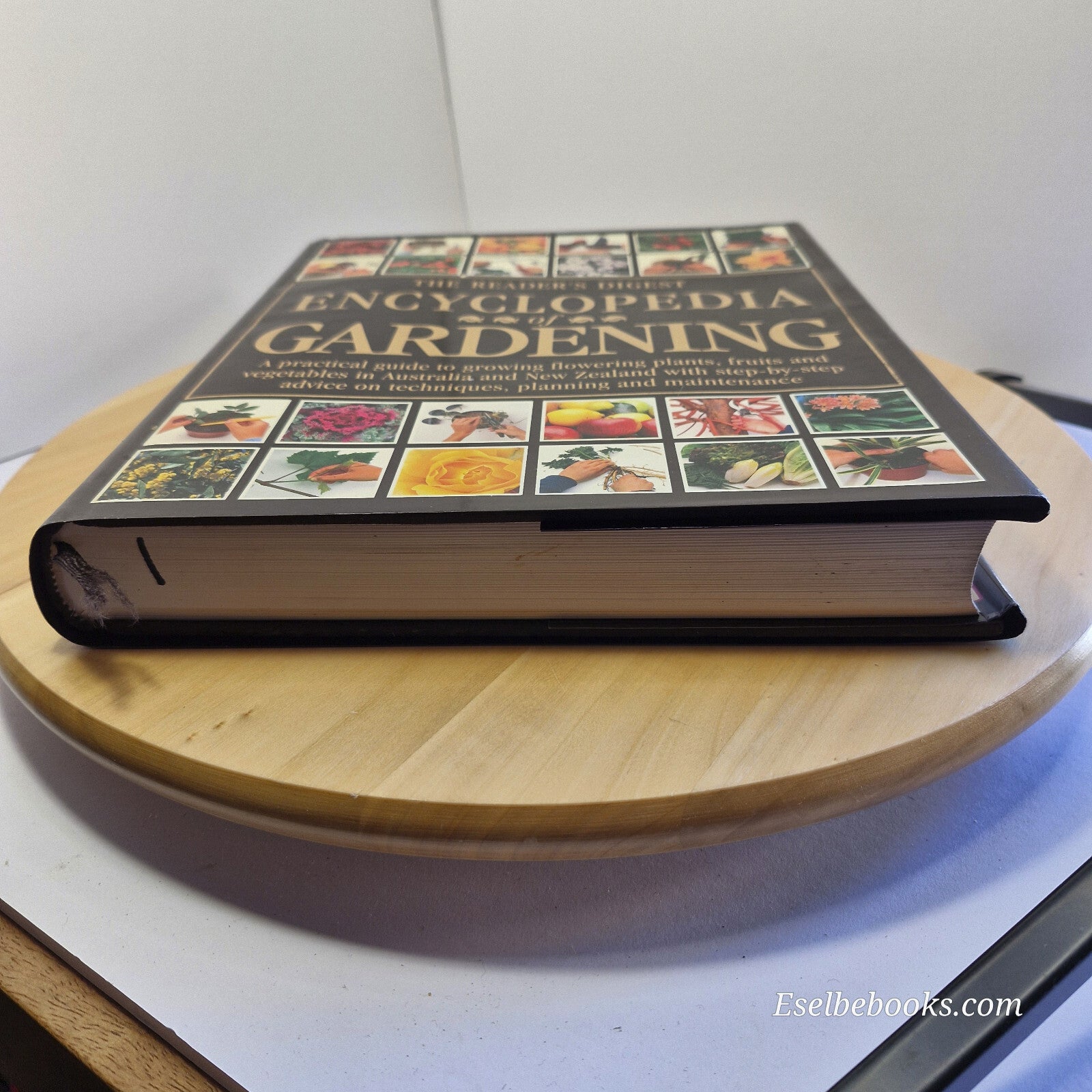 Reader's Digest Encyclopedia of Gardening 1995 - hardback with dust jacket