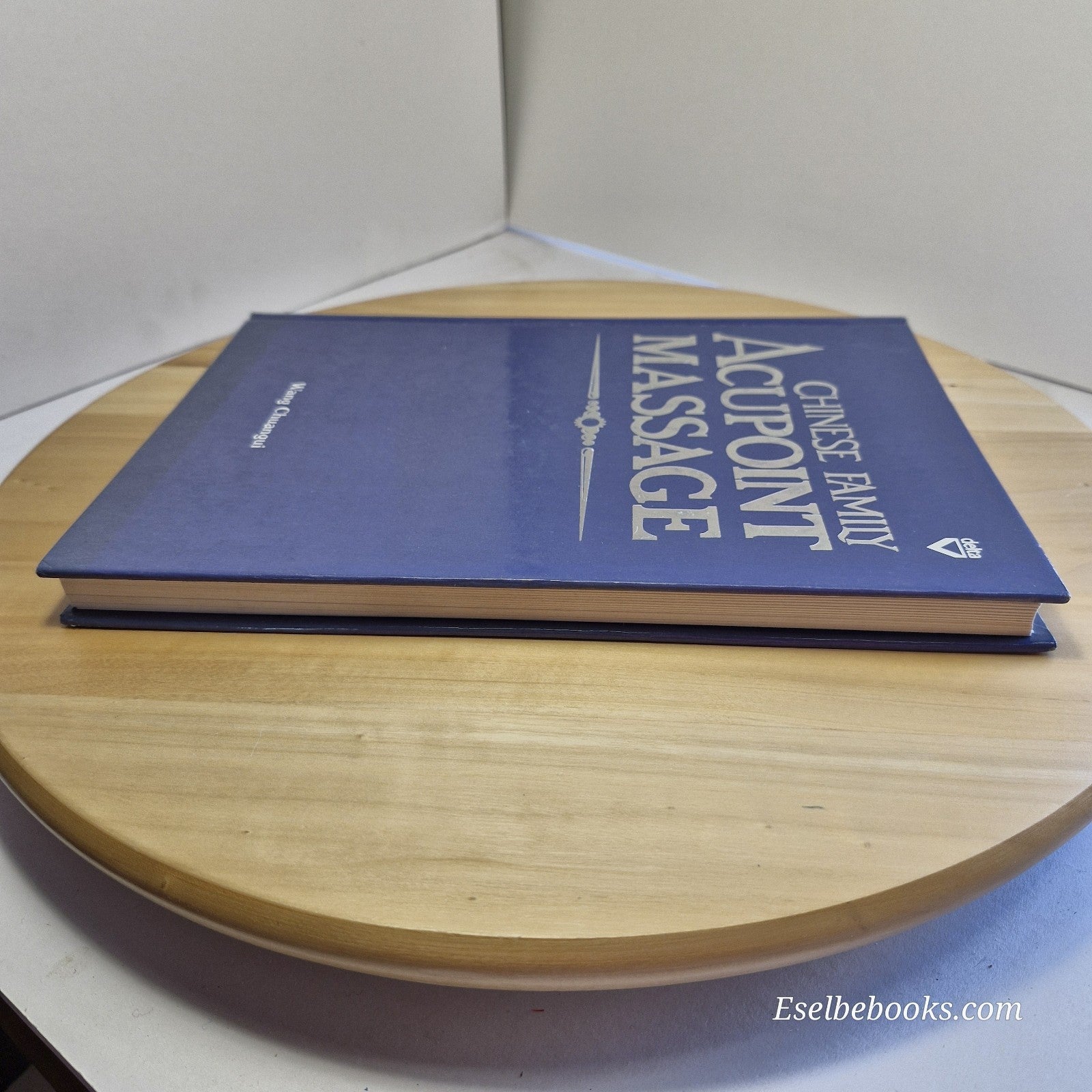 Chinese Family Acupoint Massage By Chuangui Wang - hardback