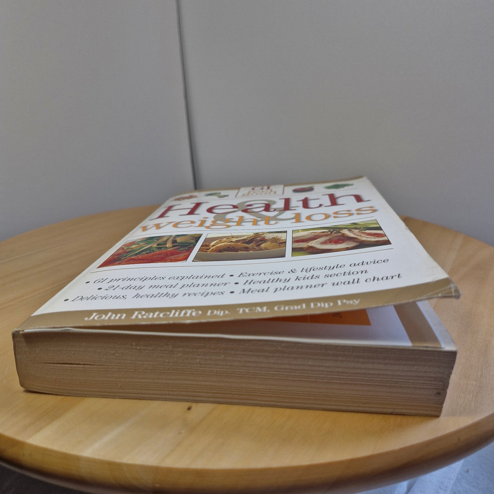 Health: Health and Weight Loss By John Ratcliffe · 2005 - large paperback
