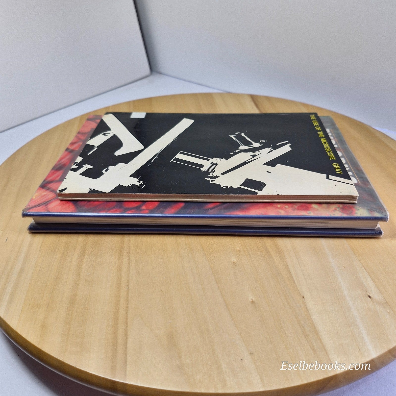 The use of the microscope by Gray & Exploring with the microscope by Nachtigall