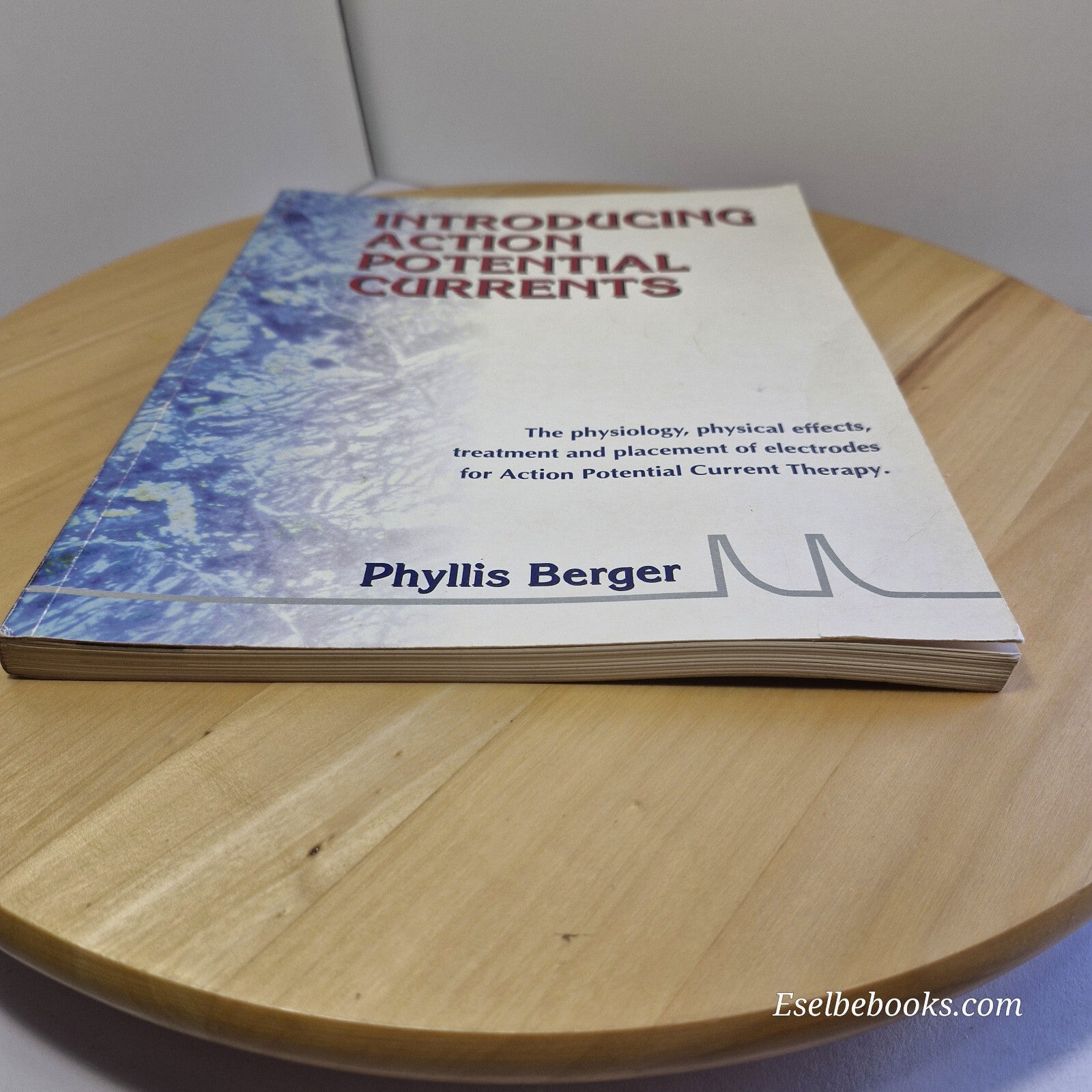 Health: Introducing action potential currents by Phyllis Berger - paperback