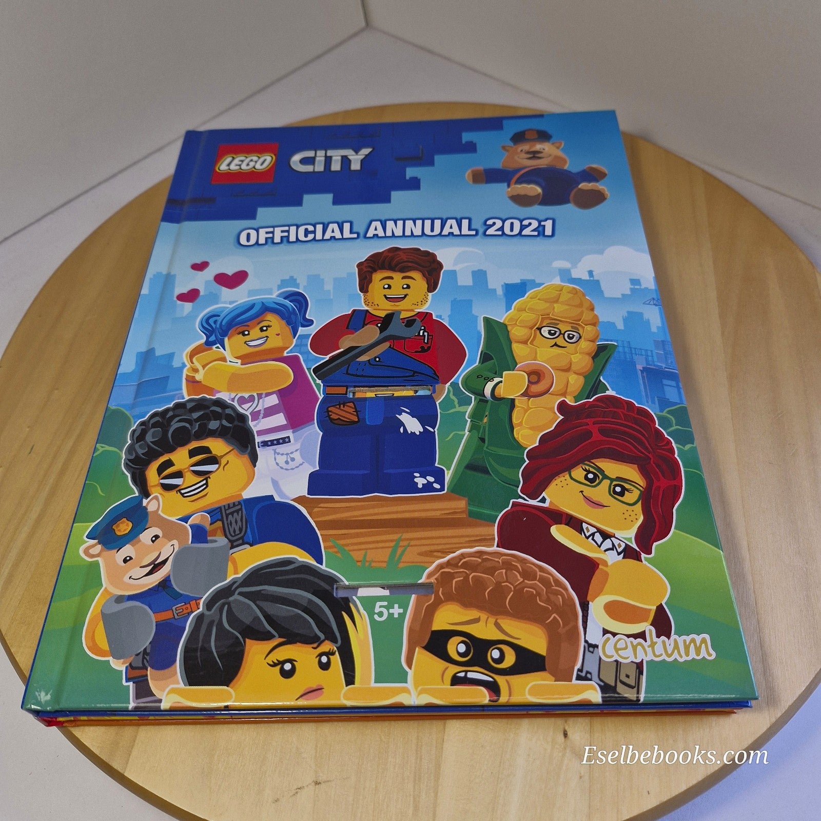 The official Lego annuals 2015; 2016; 2017; 2021; 2022 - hardbacks - NO minifigu