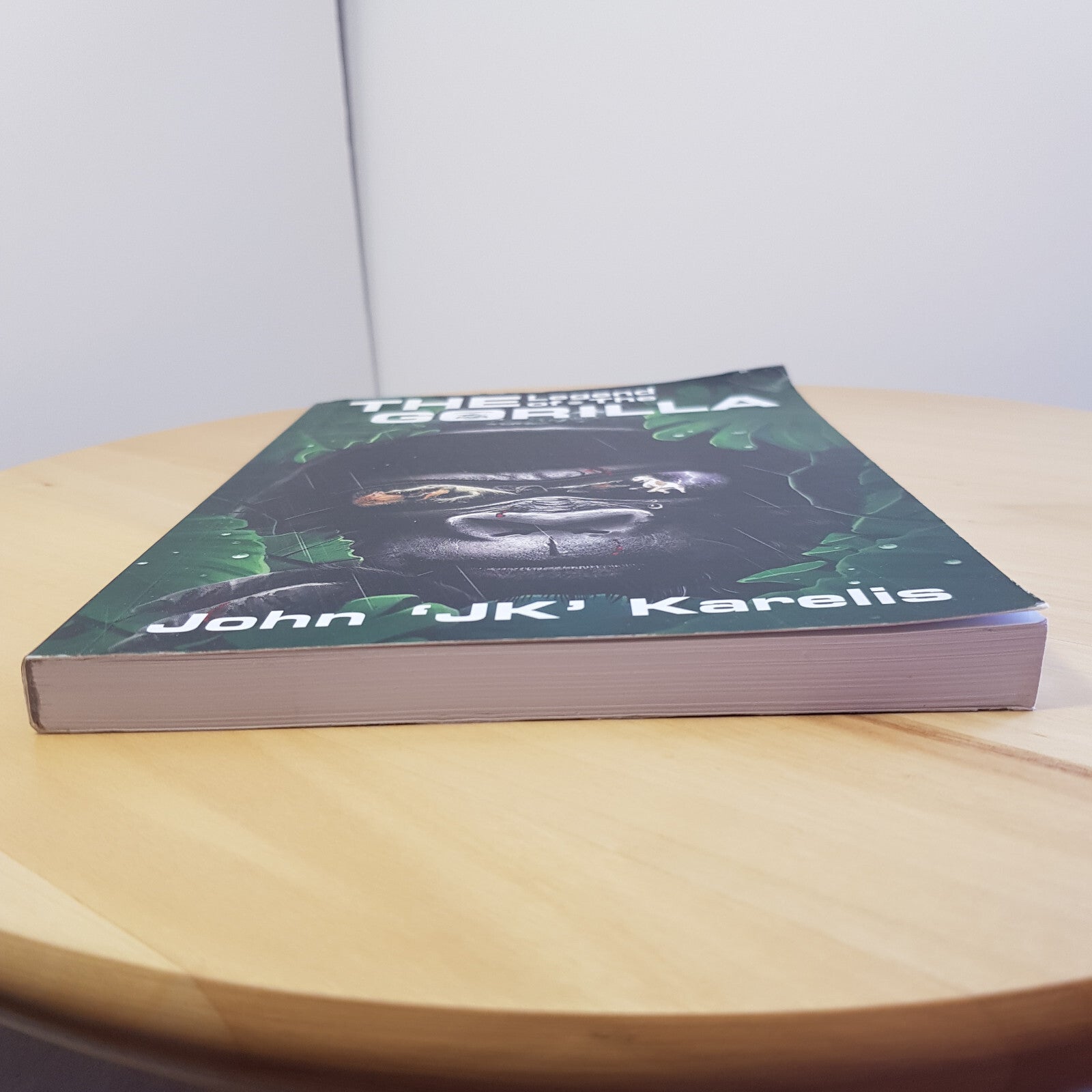 The Legend of the Gorilla By John Karelis no. 1275/2000 signed· 2019 - paperback