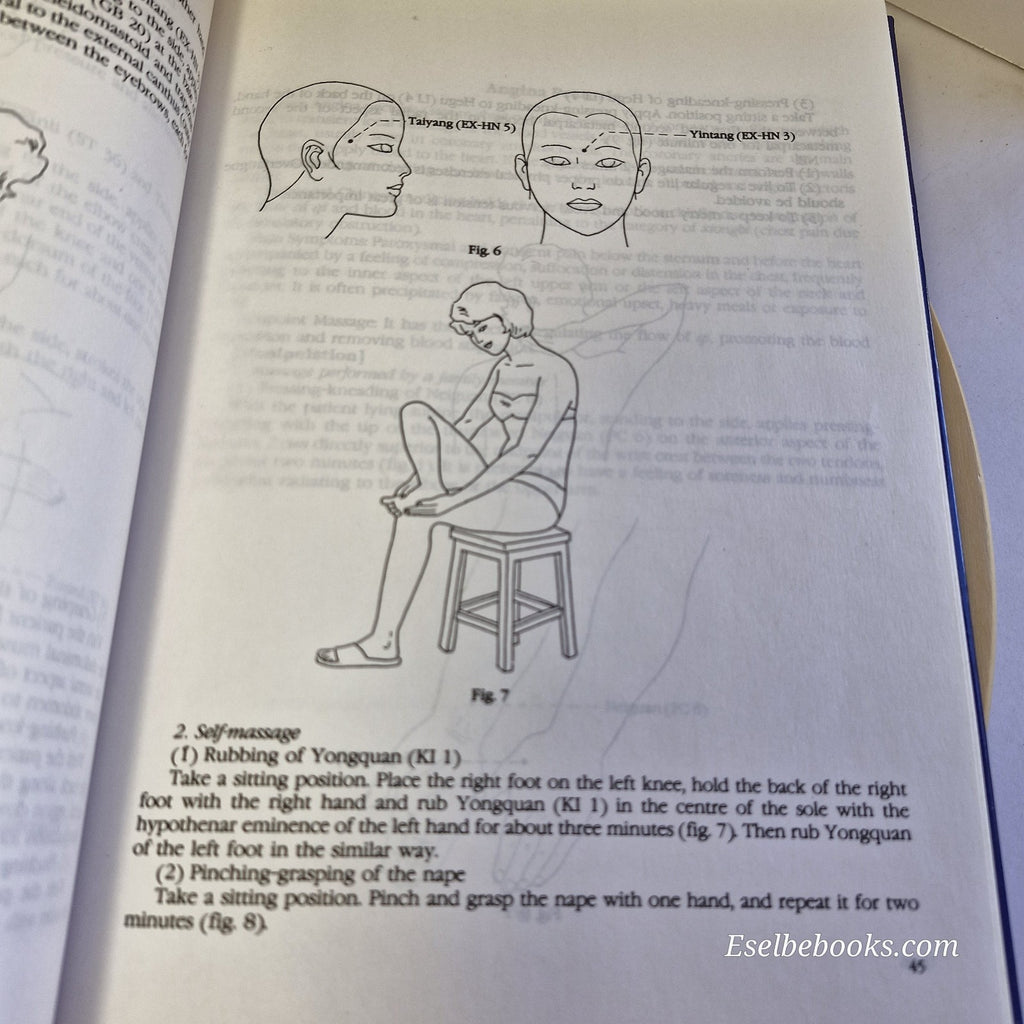 Chinese Family Acupoint Massage By Chuangui Wang - hardback