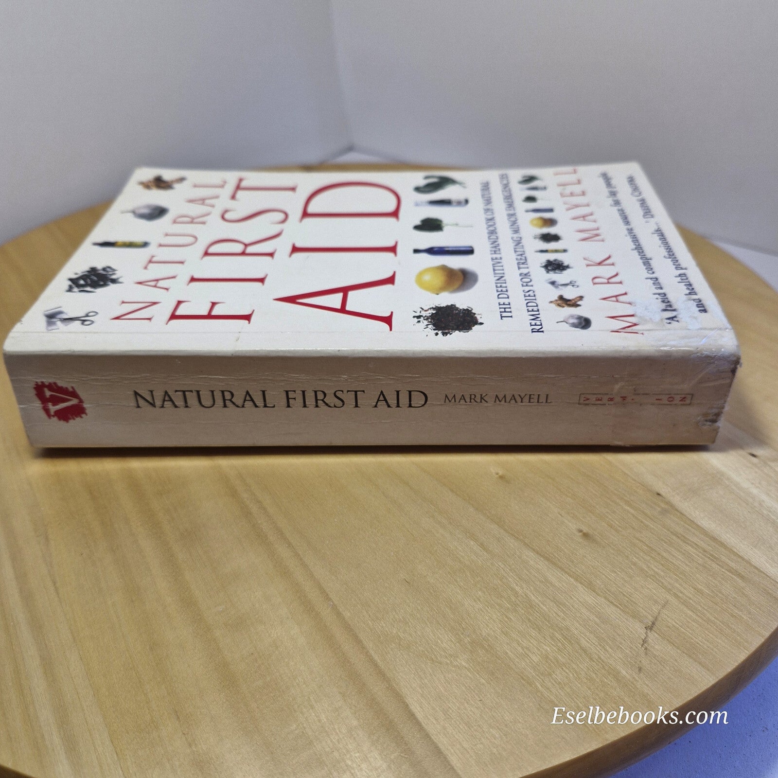 Natural First Aid The Definitive Handbook of Natural Remedies for Treating Mi...