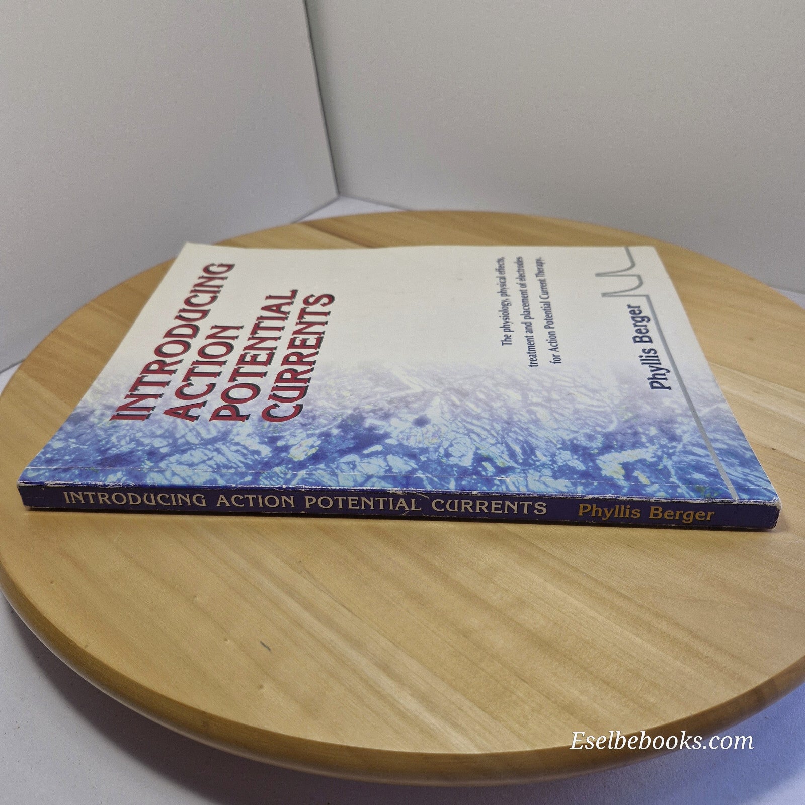 Health: Introducing action potential currents by Phyllis Berger - paperback