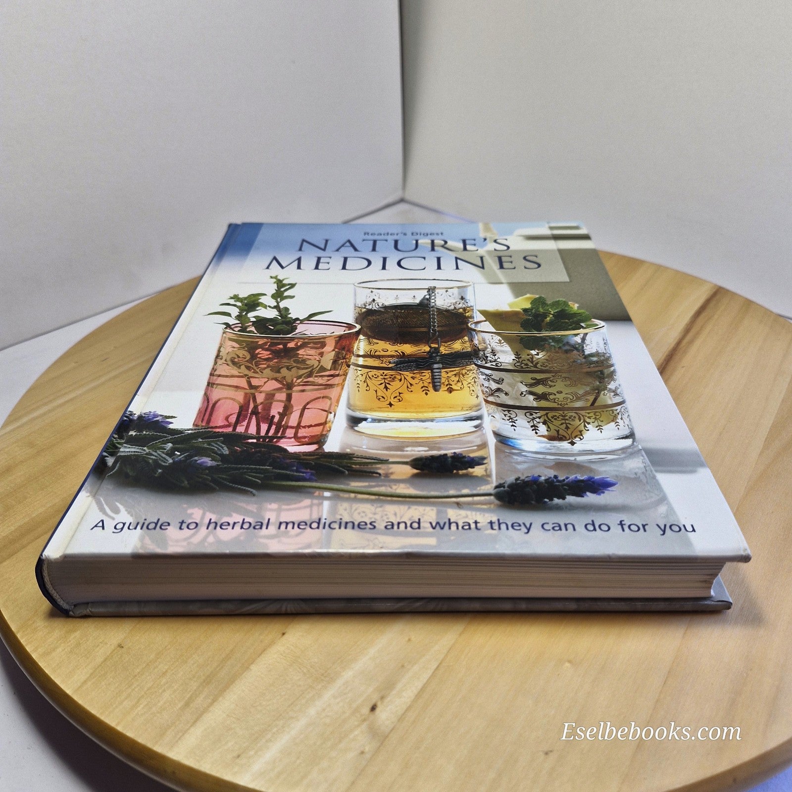 Reader's Digest - Nature's Medicines: A Guide to Herbal Medicines - hardback