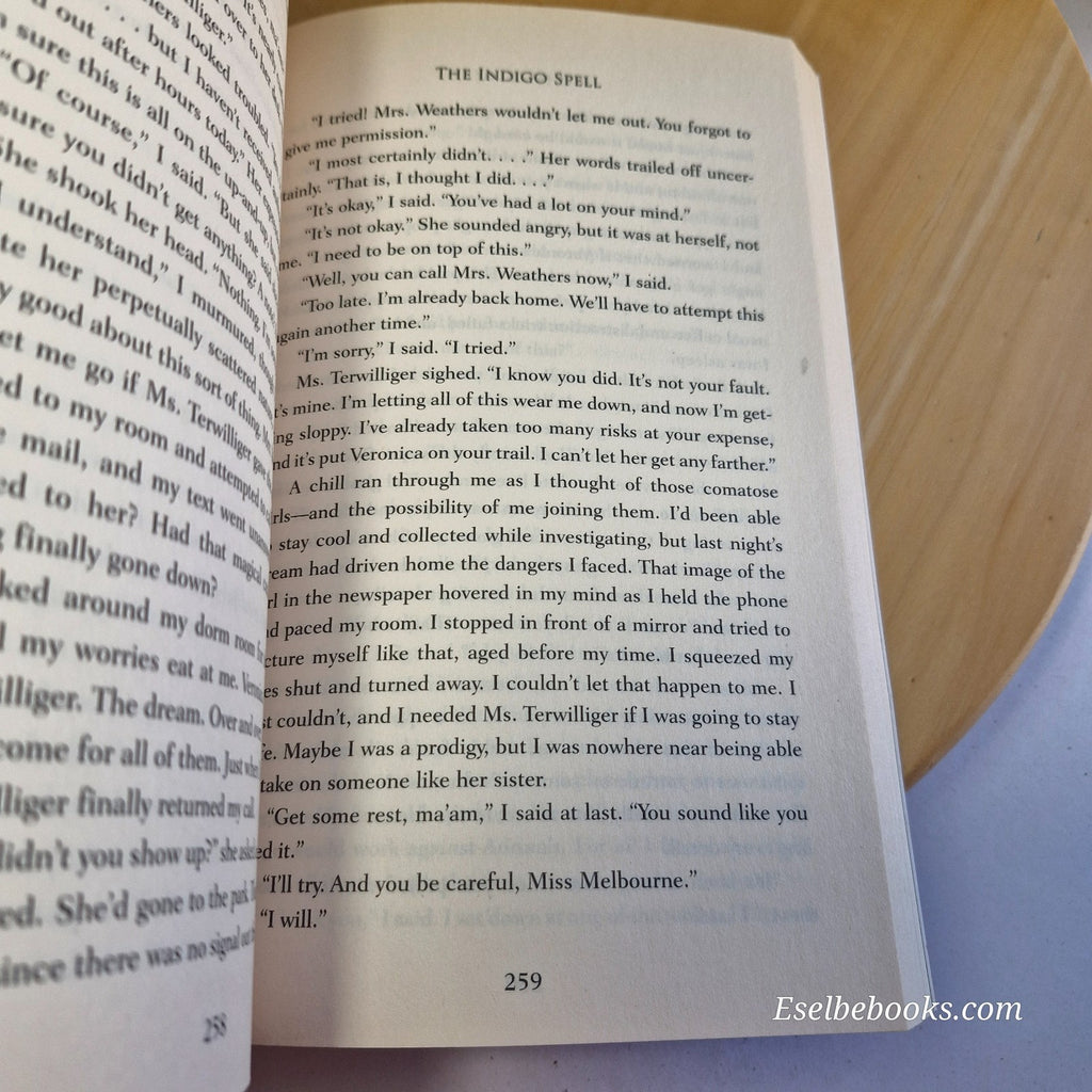 Richelle Mead Bloodlines books 1 & 3 - Bloodlines and The Indigo Spell