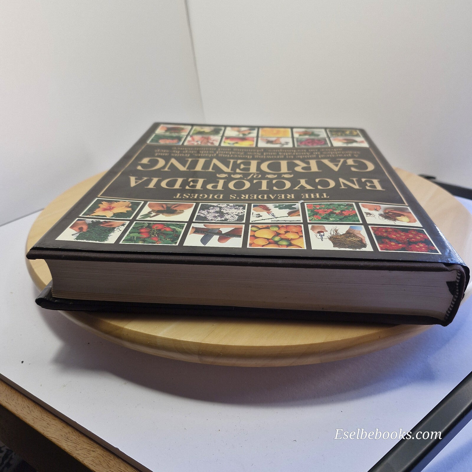 Reader's Digest Encyclopedia of Gardening 1995 - hardback with dust jacket