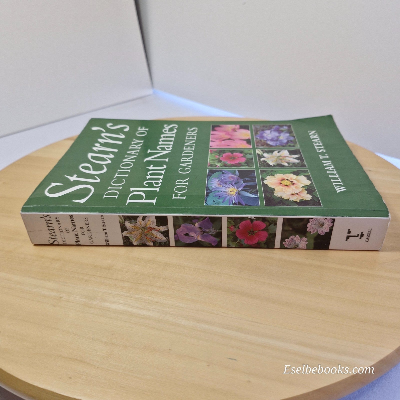 Flora: Stearn's Dictionary of Plant Names by William T Stearn - paperback