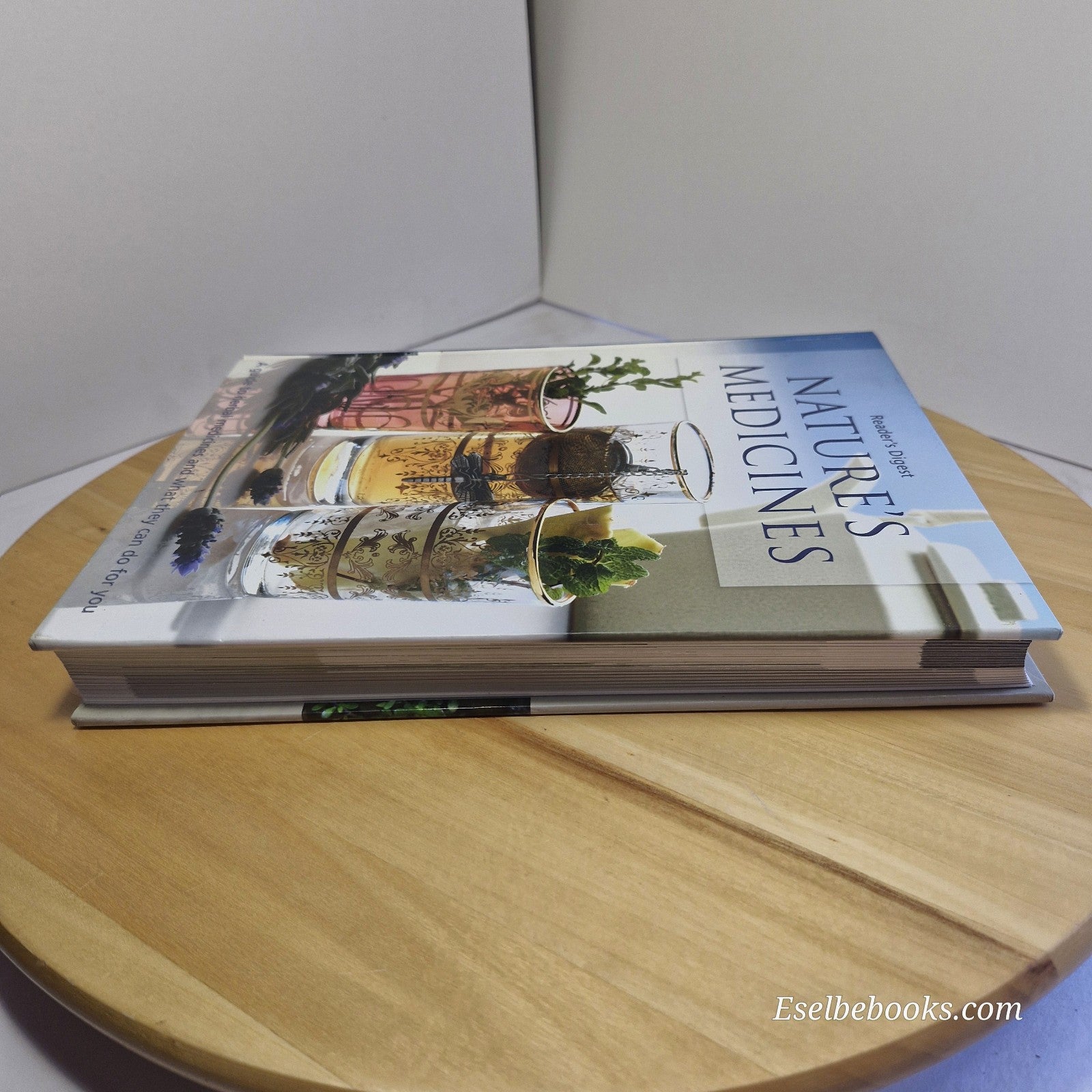 Reader's Digest - Nature's Medicines: A Guide to Herbal Medicines - hardback