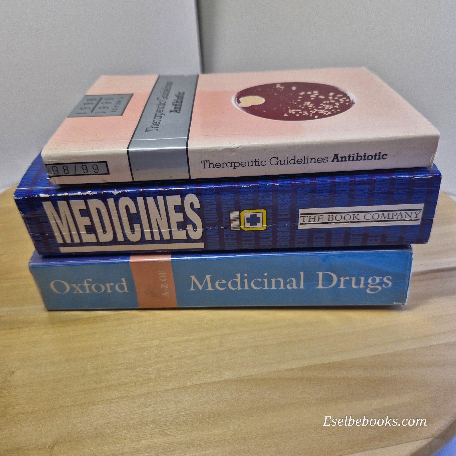 3 guidebooks/dictionaries on medicines/medicinal drugs/antibitoics - paperbacks