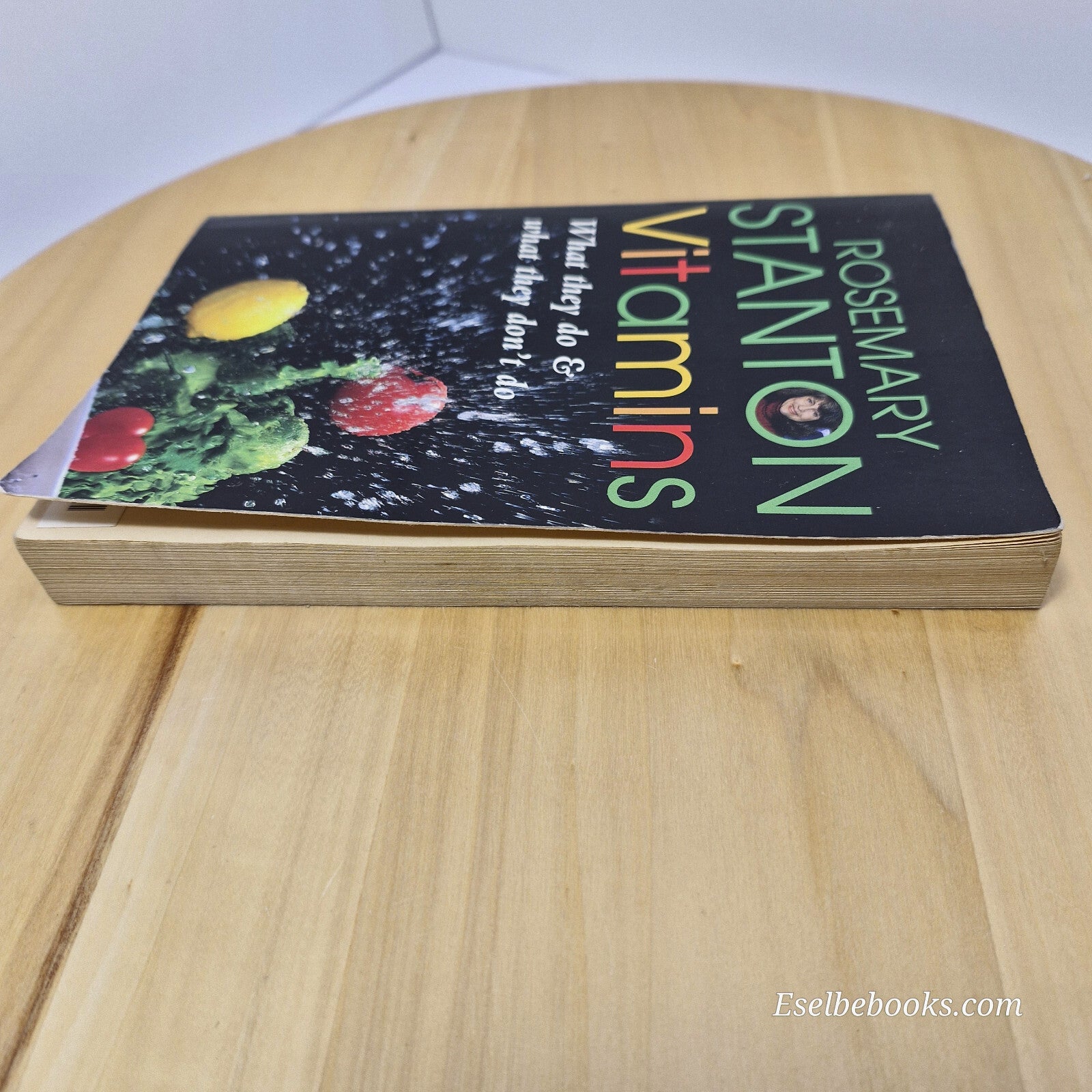 Vitamins What They Do and what They Don't Do By Rosemary Stanton · 1999 - pap...