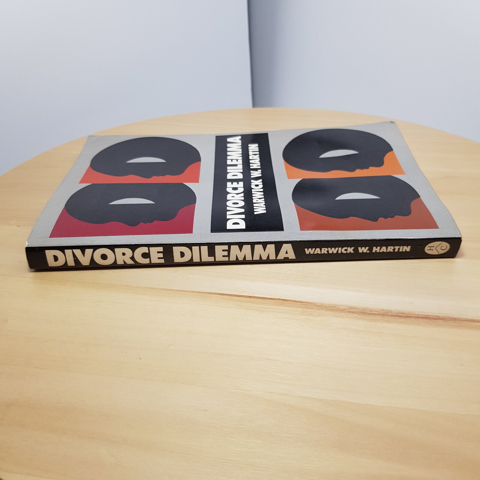 Divorce Dilemma A Guide to Divorcing People By Warwick Walter Hartin · 1977 -...