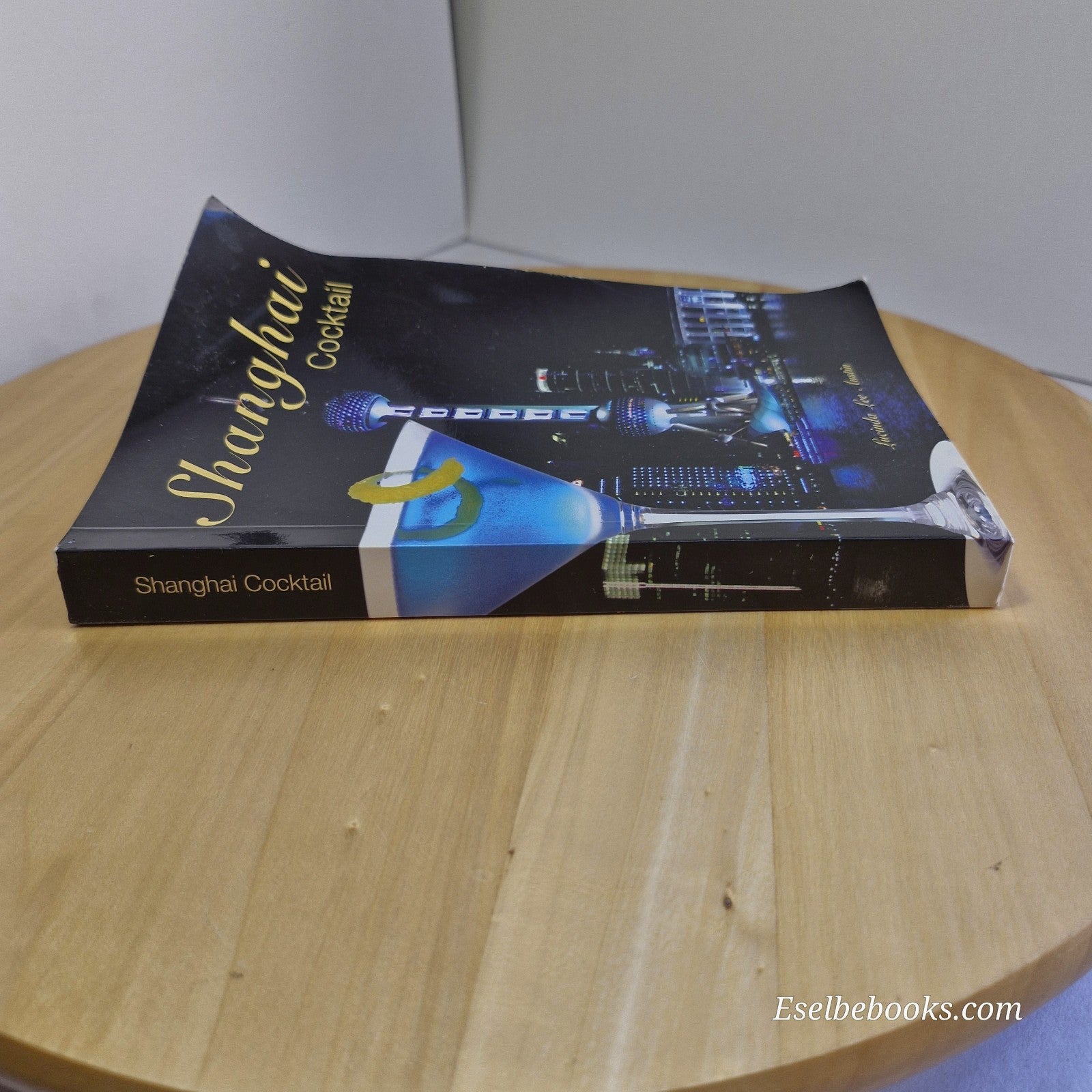 Shanghai Cocktail by Lucinda Lee Austin - paperback