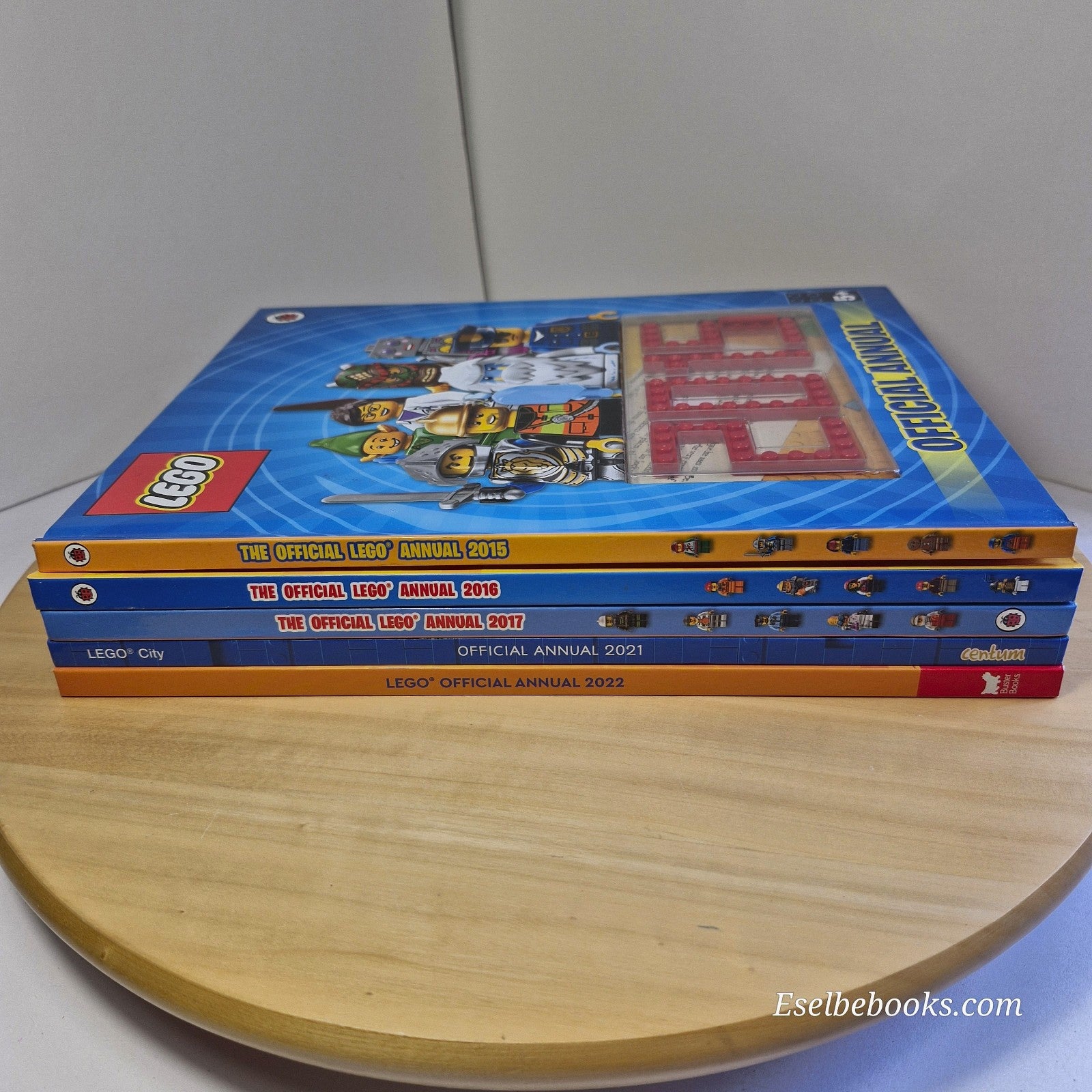 The official Lego annuals 2015; 2016; 2017; 2021; 2022 - hardbacks - NO minifigu